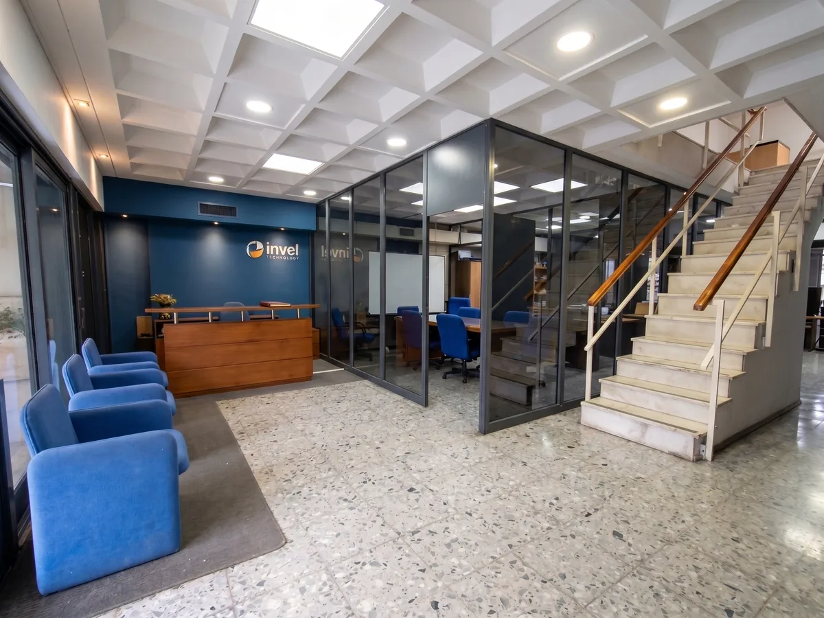 Hall de entrada de Invel: recepción, sala de reuniones y escalera